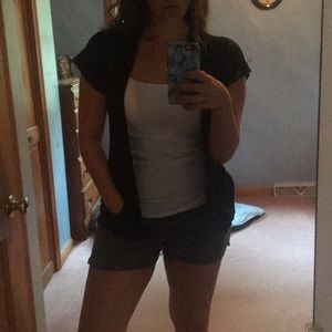 Short sleeve black light sweater with pockets